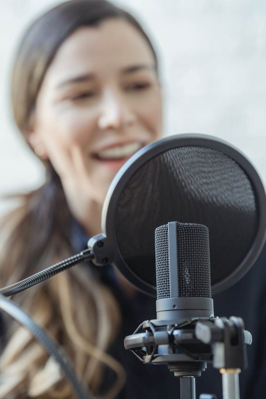 lady learning to sing through asynchronous lesson